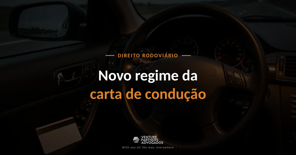 Volante e estrada vistos do interior de um automóvel, ilustrando o novo regime da carta de condução e da aprendizagem da condução