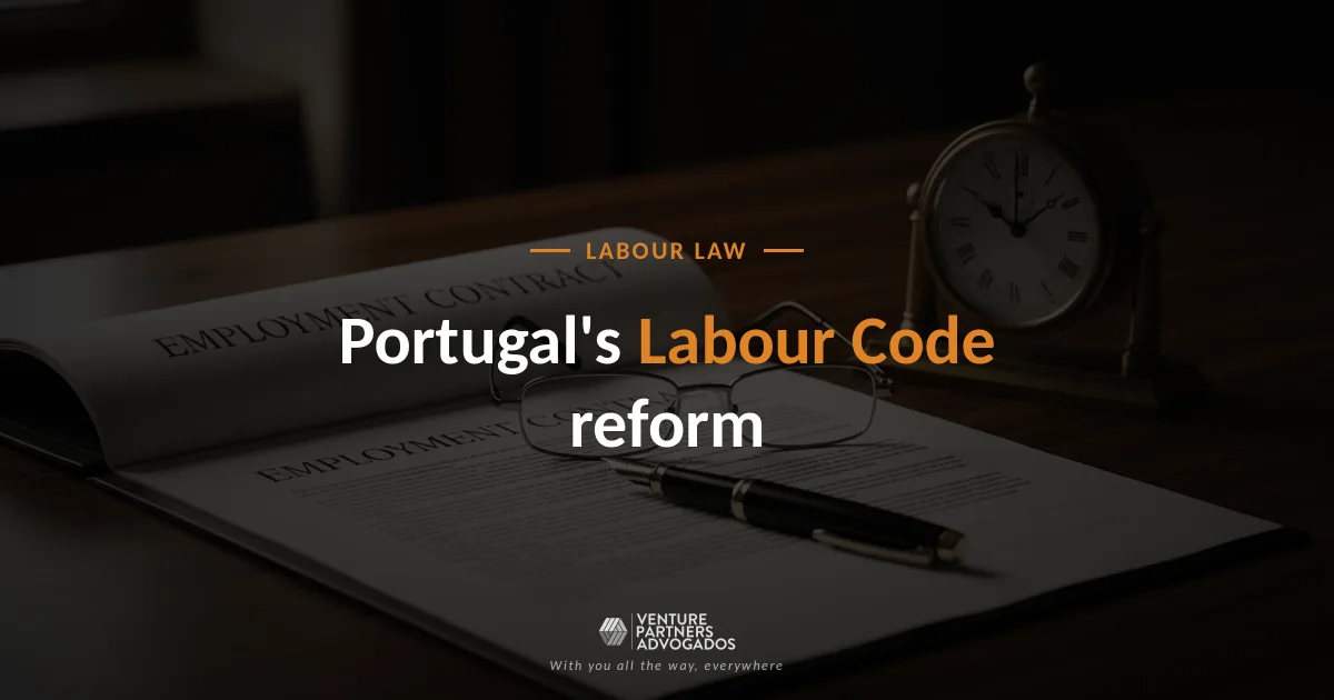 Employment contract on a desk with a pen and a clock, illustrating the Trabalho XXI labour reform under debate in Parliament