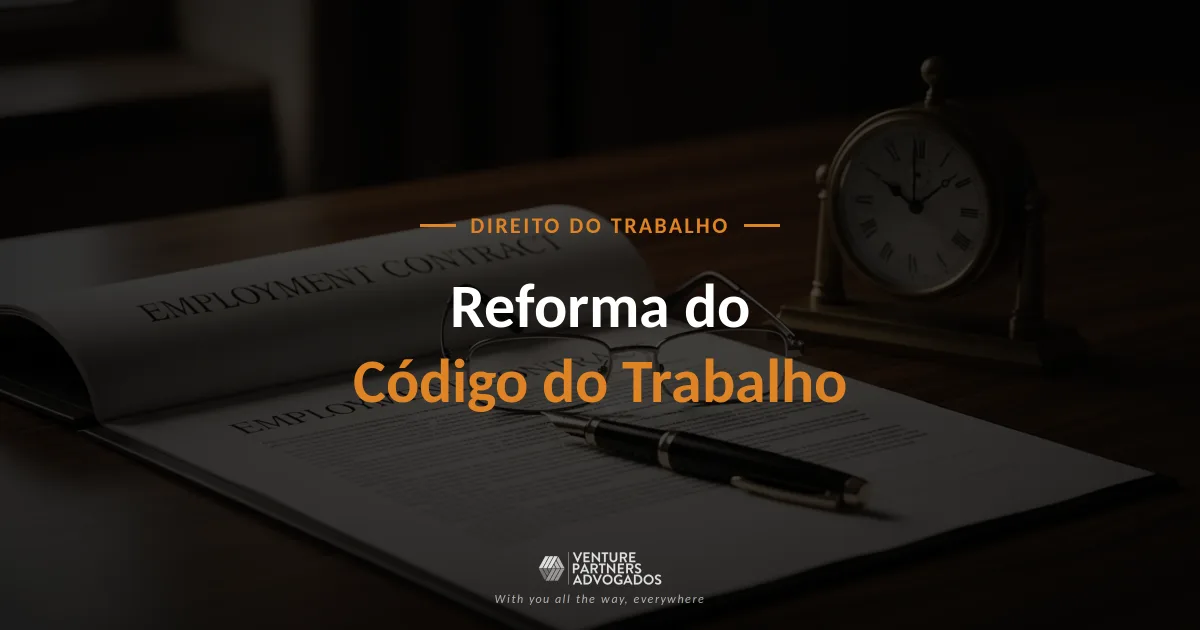 Contrato de trabalho sobre uma secretária com caneta e relógio, ilustrando a reforma laboral Trabalho XXI em debate no Parlamento
