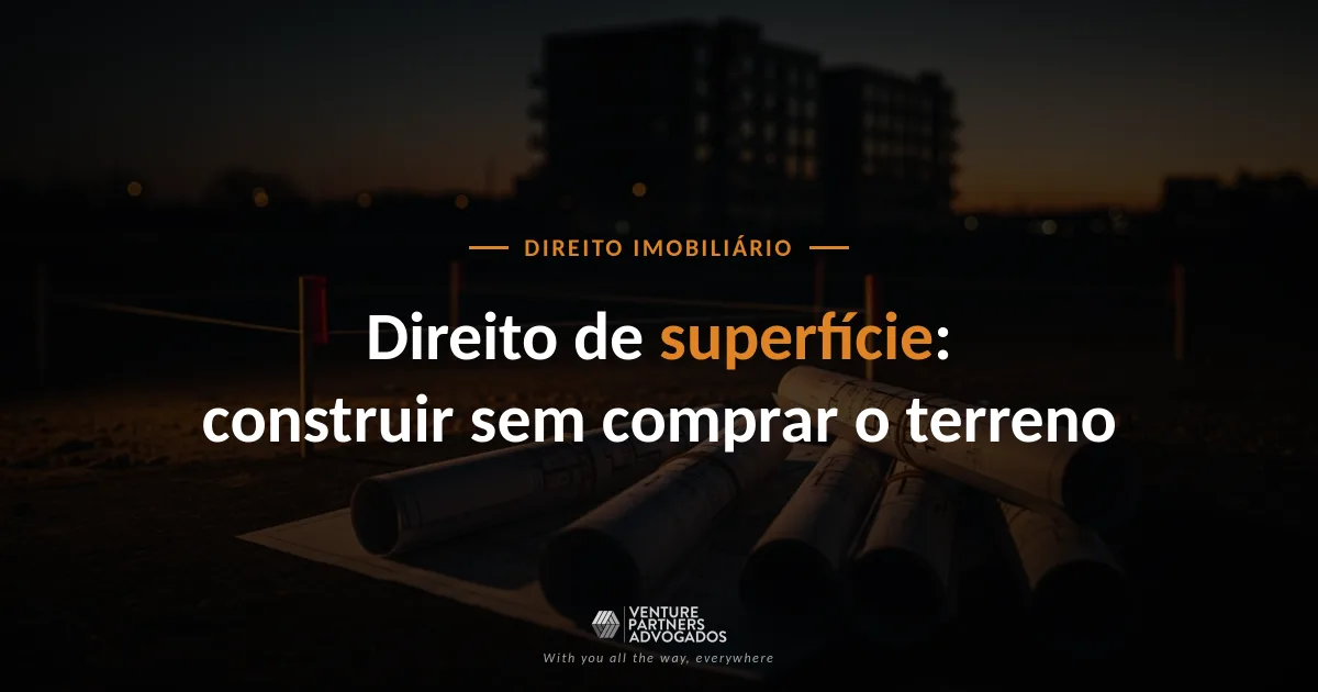 Terreno com construção em curso, ilustrando o direito de superfície e a separação entre a propriedade do solo e a titularidade da obra