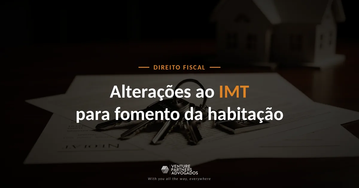 Maquete de casa sobre documentos e plantas, ilustrando as alterações ao IMT para fomento da oferta de habitação
